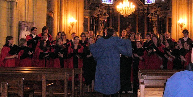 Choir performing in Loches Choir performing in Loches